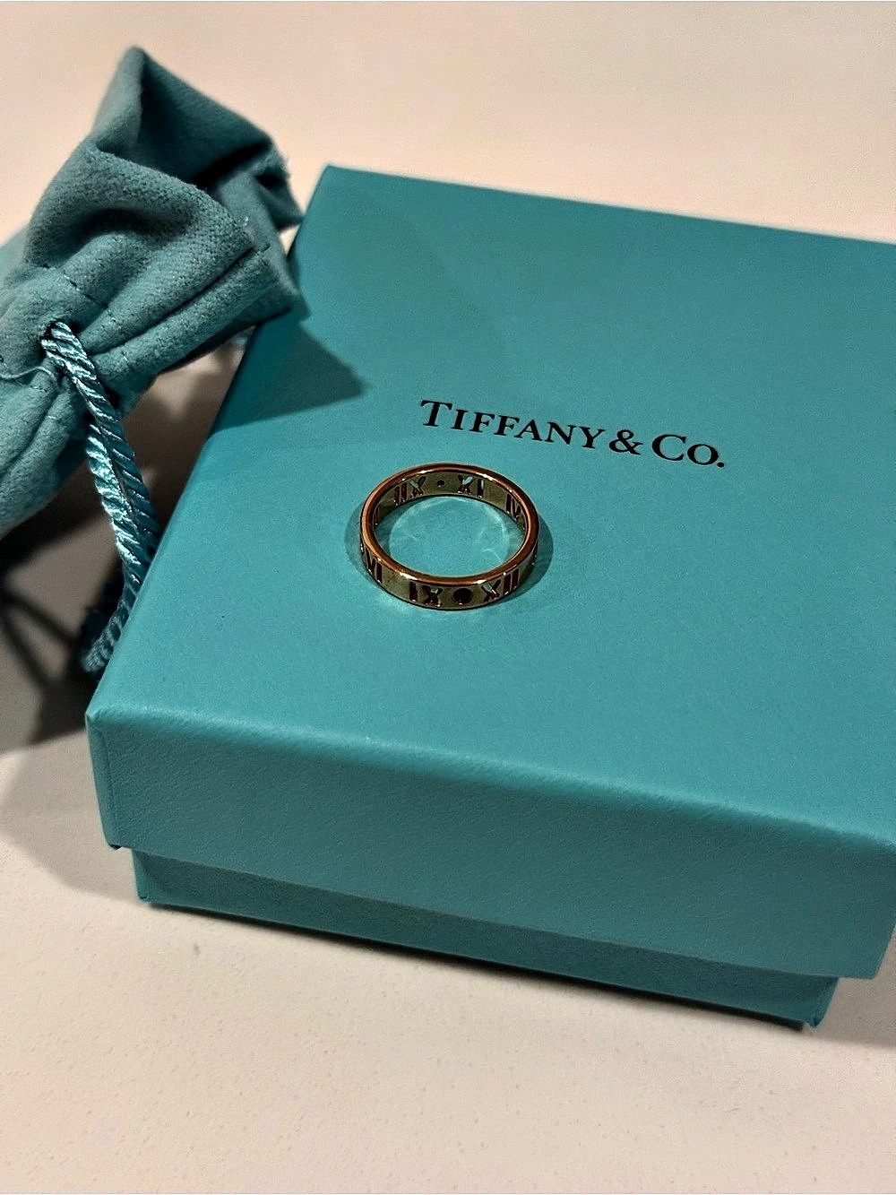 Tiffany & Co Atlas®️ pierced narrow ring in 18k rose gold with rubies. Ring size